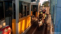 Sejumlah pemudik motor tampak melintasi gerbang Tol Jembatan Suramadu untuk pulang ke kampung halaman agar dapat merayakan Idul Adha bersama keluarga. Faiq Azmi/Dok. Detikcom.