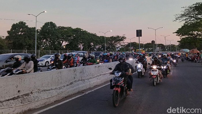 Gerbang Tol Jembatan Suramadu arah dari Surabaya menuju Madura dipadati pemotor yang hendak mudik jelang Idul Adha.