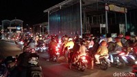 Hingga pukul 18.00 WIB, para pemudik toron terus berdatangan, baik dari roda dua maupun roda empat. Namun intensitas di jalur roda empat terpantau lancar dan tidak mengalami kenaikan volume kendaraan. Faiq Azmi/Dok. Detikcom.