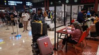 Antrean berjalan tertib dan masih menerapkan social distancing.