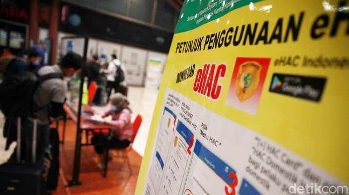 Pemudik yang menggunakan pesawat terbang wajib menyerahkan surat kesehatan saat masuk Bandara Soekarno-Hatta. Hal ini untuk memastikan penumpang bebas Corona.