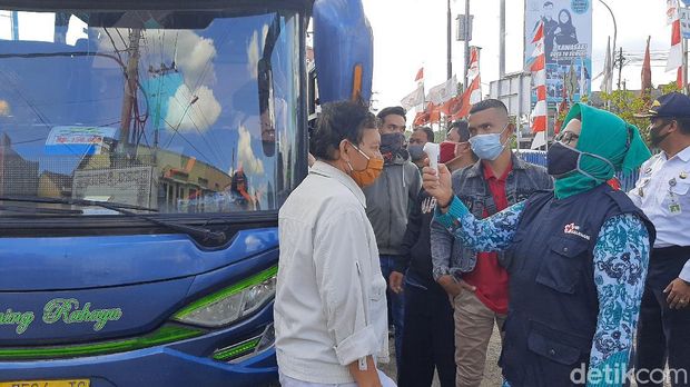 Penumpang dan awak bus yang masuk Cilacap dites swab untuk antisipasi COVID-19, Kamis (30/7/2020).
