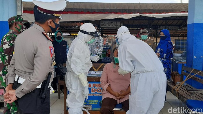 Penumpang dan awak bus yang masuk Cilacap dites swab untuk antisipasi COVID-19, Kamis (30/7/2020).