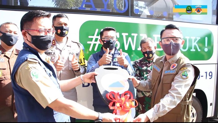 Penyerahan bantuan bus laboratorium PCR