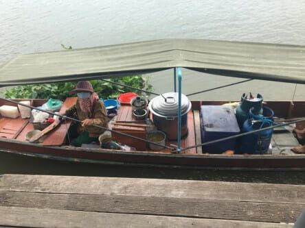 Perjuangan Ojol Mengarungi Sungai Demi Kirimkan Makanan Pembeli