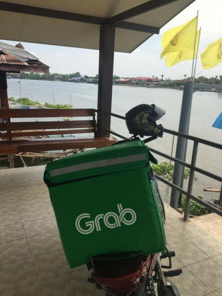 Perjuangan Ojol Mengarungi Sungai Demi Kirimkan Makanan Pembeli