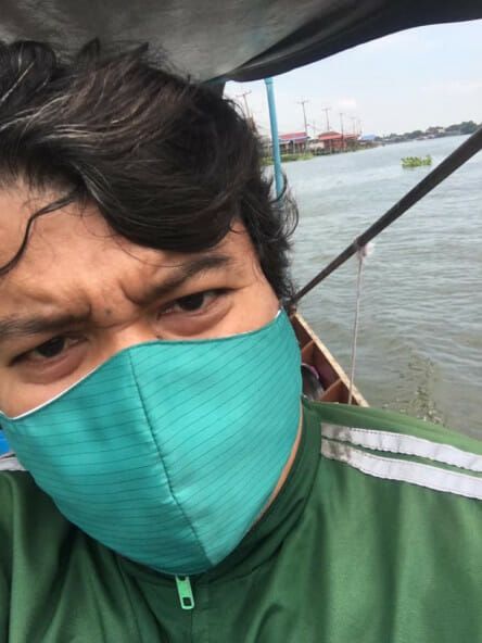 Perjuangan Ojol Mengarungi Sungai Demi Kirimkan Makanan Pembeli