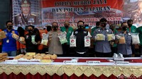 Para petugas kepolisian menunjukkan barang bukti kepada awak media.