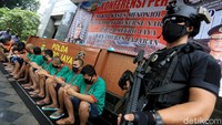 Diketahui, dalam penindakan tersebut polisi mengamankan 20 orang tersangka.