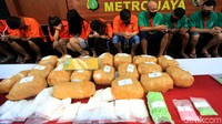 Polda Metro Jaya menggelar rilis terkait penindakan narkoba di Jakarta, Kamis (30/7/2020). Dalam rilis tersebut, tampak sejumlah barang bukti ditampilkan oleh petugas kepolisian.