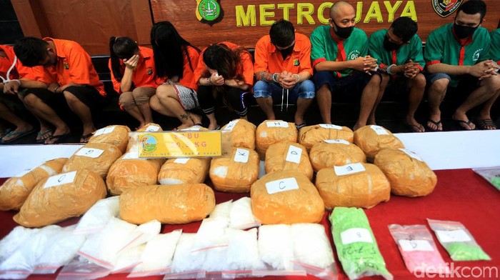 Polda Metro Amankan Ratusan Butir Ekstasi hingga Puluhan Kg Ganja Polisi mengamankan puluhan tersangka terkait narkoba. Ratusan butir ekstasi hingga puluhan kg sabu dan ganja turut diamankan oleh petugas kepolisian.