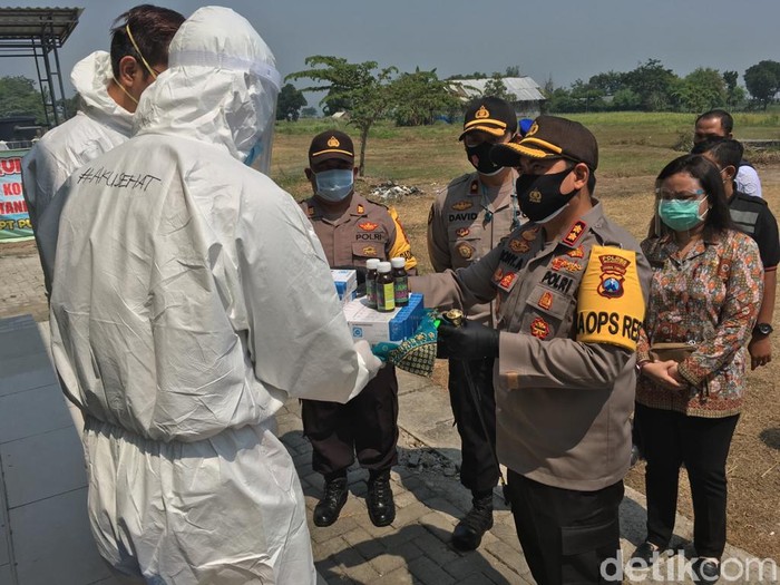 Polres Mojokerto ikut berperan membantu percepatan penyembuhan para pasien positif COVID-19. Yaitu dengan memberi bantuan sembako bagi keluarga pasien, serta mendistribusikan obat-obatan tradisional kepada para pasien yang sedang diisolasi.