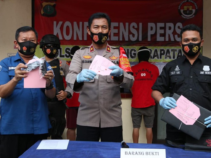 Polsek Mampang Prapatan merilis kasus pencurian modus gembos ban.
