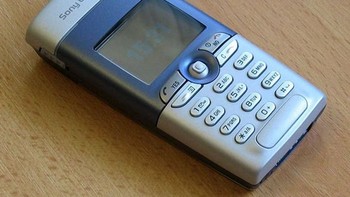Kalau ini Sony Ericsson T310 yang bisa dipasangi kamera. Foto: istimewa