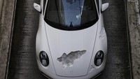 Ini sebenarnya bukan pertama kalinya mobil itu dipamerkan ke publik, sebelumnya sudah pernah mejeng di Selfridges department store di London pada akhir 2019 yang lalu. Foto: Pool (Carscoops)