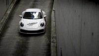 Tidak mulus seperti mobil pameran lainnya, Porsche 911 ini terkena sentuhan karya seni. Beberapa bagian sengaja dibuat bopeng atau berlubang. Foto: Pool (Carscoops)