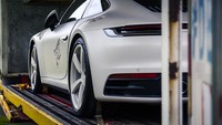 Karya Arsham dikenal sebagai Future Relic, yakni gambaran akan fosil di masa depan. Ia memiliki ide bagaimana peninggalan yang ada didunia ini di tahun 3020 nanti. Foto: Pool (Carscoops)