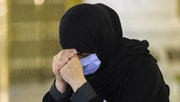 Suasana haru menyelimuti para jamaah karena ibadah haji tahun ini berbeda dari tahun-tahun sebelumnya disebabkan adanya COVID-19. (Saudi Media Ministry via AP)
