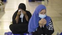 Mereka yang bisa menunaikan haji tahun ini yang berusia 18 tahun sampai 65 tahun dan telah di vaksin. AP/Ministry of Media