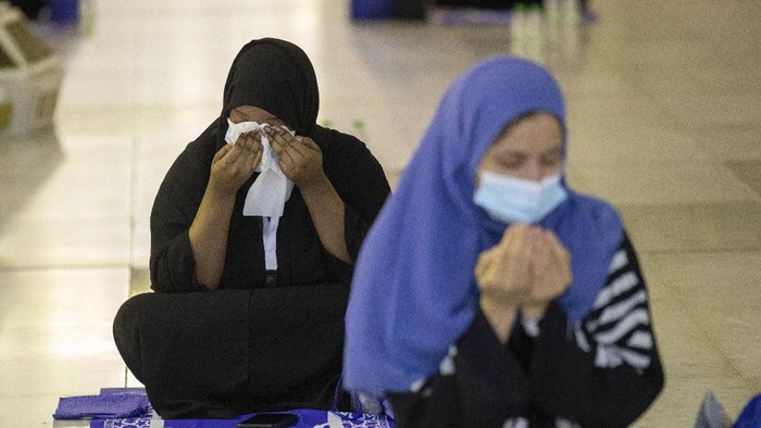 Potret Haru Jamaah Haji di Saat Pandemi In this photo released by the Saudi Media Ministry, a limited numbers of pilgrims pray in the first rituals of the hajj, as they keep social distancing to limit exposure and the potential transmission of the coronavirus, at the Grand Mosque in the Muslim holy city of Mecca, Saudi Arabia, Wednesday, July 29, 2020. A unique and scaled-down hajj started on Wednesday. (Saudi Media Ministry via AP)