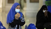 Jamaah haji berdoa setelah melakukan tawaf qudum (pembuka), Kamis (29/7). (Saudi Media Ministry via AP)