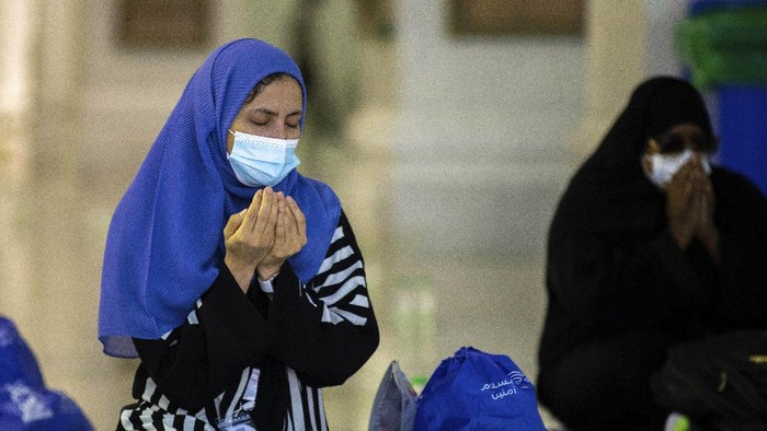 Potret Haru Jamaah Haji di Saat Pandemi In this photo released by the Saudi Media Ministry, a limited numbers of pilgrims pray in the first rituals of the hajj, as they keep social distancing to limit exposure and the potential transmission of the coronavirus, at the Grand Mosque in the Muslim holy city of Mecca, Saudi Arabia, Wednesday, July 29, 2020. A unique and scaled-down hajj started on Wednesday. (Saudi Media Ministry via AP)