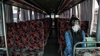 Sopir dan penumpang bus juga wajib memakai masker.