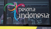Seorang anak menunggu bus berangkat.