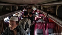 Para penumpang menaiki bus di Terminal Tanjung Priok, Jakarta Utara, Kamis (30/7).
