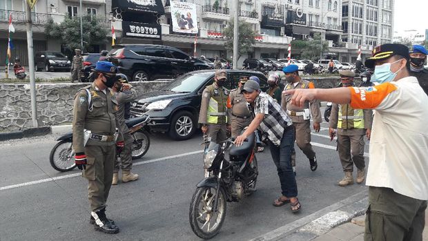 Warga terjaring razia masker di Jalan Danau Sunter, Jakarta Utara, Kamis (30/7/2020).
