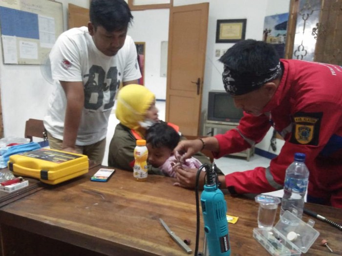 Regu Damkar Pemkab Klaten melepas cincin dari jari seorang balita, Rabu (30/7/2020).