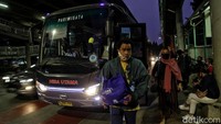 Sejumlah warga tampak menunggu bus tujuan Bandung dan Bogor di salah satu terminal bayangan di Jl Yos Sudarso Kodamar, Jakarta, Kamis (30/7/2020).