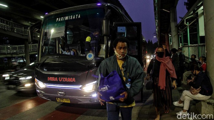 Rela Menanti di Terminal Bayangan Demi Kampung Halaman Sejumlah warga menunggu bus pulang ke kampung halaman. Tak sedikit warga yang melakukan mudik agar dapat merayakan Idul Adha bersama keluarga.