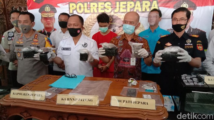Rilis pengungkapan kasus penjualan brownis ganja di Jepara