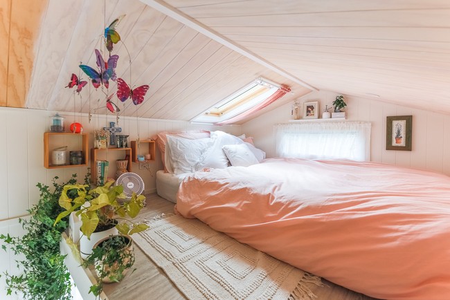 Rumah terbagi menjadi dua tingkat di dua sisinya. Di salah satu sisi, Dolly jadikan sebagai kamar tidur tanpa sekat yang memiliki pencahayaan dari kaca di atap dan jendela di samping. (Foto: Dok. Living Big in a Tiny House)