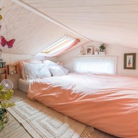 Rumah terbagi menjadi dua tingkat di dua sisinya. Di salah satu sisi, Dolly jadikan sebagai kamar tidur tanpa sekat yang memiliki pencahayaan dari kaca di atap dan jendela di samping. (Foto: Dok. Living Big in a Tiny House)