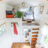 Sisi lainnya, terdapat sebuah ruang kerja. Dolly juga menempatkan sebuah kasur lipat yang bisa berfungsi pula sebagai sofa untuk tamu yang mau menginap. (Foto: Dok. Living Big in a Tiny House)