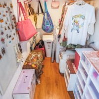 Di bawah ruang kerja, terdapat sebuah ruang kecil yang Dolly fungsikan sebagai walk-in closet untuk menyimpan semua pakaian dan aksesorinya. Bahkan, ruangan tersebut masih cukup luas untuk menampung sebuah mesin cuci berukuran kecil. (Foto: Dok. Living Big in a Tiny House)