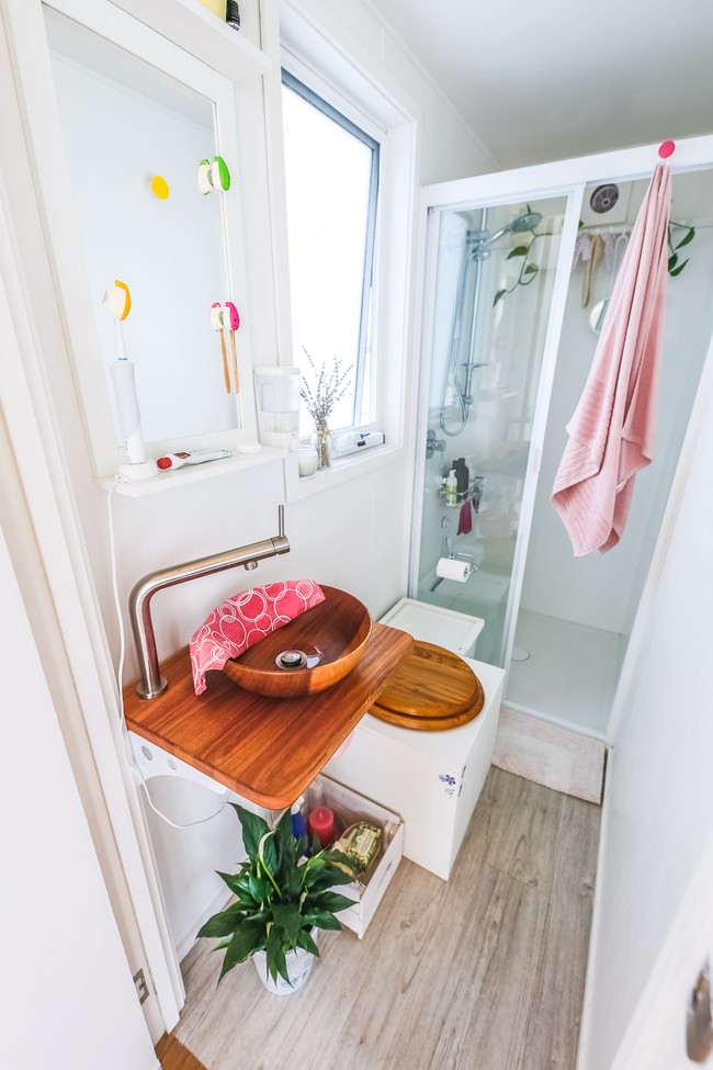 Inilah area kamar mandi. Satu hal yang menarik, wastafel kayunya terbuat dari sebuah mangkuk salad. (Foto: Dok. Living Big in a Tiny House)