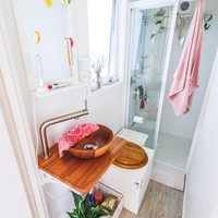 Inilah area kamar mandi. Satu hal yang menarik, wastafel kayunya terbuat dari sebuah mangkuk salad. (Foto: Dok. Living Big in a Tiny House)
