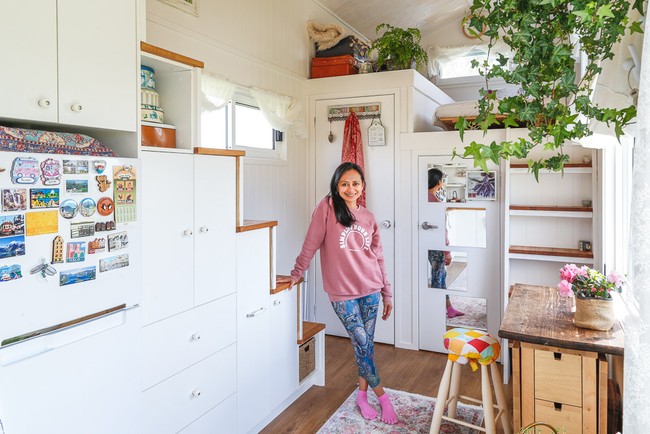 Dolly memanfaatkan segala sudut dengan maksimal. Salah satunya lemari susun yang menjelma juga sebagai tangga. (Foto: Dok. Living Big in a Tiny House)