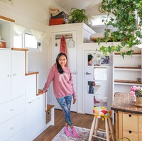 Dolly memanfaatkan segala sudut dengan maksimal. Salah satunya lemari susun yang menjelma juga sebagai tangga. (Foto: Dok. Living Big in a Tiny House)
