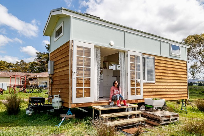 Inilah Dollys Tiny House, sebuah rumah di Victoria, Australia, milik seorang perempuan bernama Dolly. Sejak dulu, imigran asal Filipina ini memang ingin tinggal di rumah yang tak terlalu besar. Pada 2013, saya terkesima saat melihat sebuah rumah truk di Selandia Baru. Saya pikir, saya bisa tinggal di rumah seperti itu, kata Dolly di program TV Living Big in a Tiny House. (Foto: Dok. Living Big in a Tiny House)