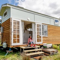 Inilah Dollys Tiny House, sebuah rumah di Victoria, Australia, milik seorang perempuan bernama Dolly. Sejak dulu, imigran asal Filipina ini memang ingin tinggal di rumah yang tak terlalu besar. Pada 2013, saya terkesima saat melihat sebuah rumah truk di Selandia Baru. Saya pikir, saya bisa tinggal di rumah seperti itu, kata Dolly di program TV Living Big in a Tiny House. (Foto: Dok. Living Big in a Tiny House)