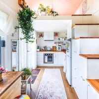 Inilah dapur Dolly yang menjadi salah satu sudut favorit. Dapur dibuat dengan bentuk L sehingga tak makan banyak tempat. Dolly bahkan masih bisa menaruh oven dan kulkas dua pintu di area tersebut. (Foto: Dok. Living Big in a Tiny House)