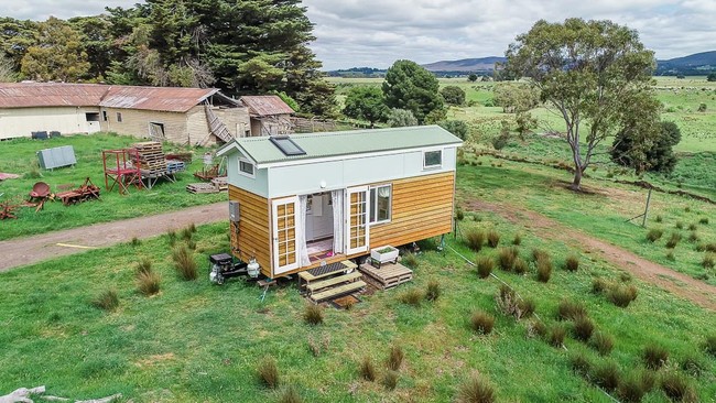 Rumah yang dihuni Dolly hanya berluas 14 meter persegi dengan tinggi 4 meter. Rumah tersebut berada di tengah lahan pertanian milik kerabatnya. (Foto: Dok. Living Big in a Tiny House)
