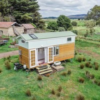 Rumah yang dihuni Dolly hanya berluas 14 meter persegi dengan tinggi 4 meter. Rumah tersebut berada di tengah lahan pertanian milik kerabatnya. (Foto: Dok. Living Big in a Tiny House)