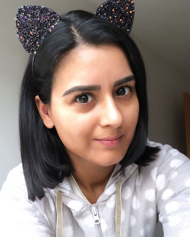 Untuk membuktikannya Sakina pun menghapus makeup di sebuah video untuk menunjukkan wajah aslinya. Ia juga memberi bukti lain dengan mengunggah foto ketika masih berusia 21 tahun. Foto: Instagram @sakinajj