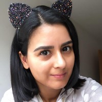 Untuk membuktikannya Sakina pun menghapus makeup di sebuah video untuk menunjukkan wajah aslinya. Ia juga memberi bukti lain dengan mengunggah foto ketika masih berusia 21 tahun. Foto: Instagram @sakinajj