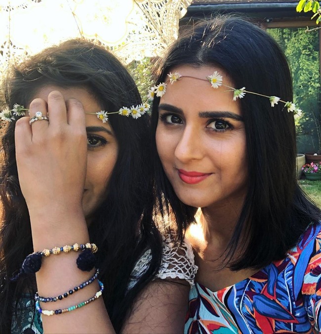 Karena wajahnya yang awet muda, Sakina sering membuat kaget orang-orang baru yang ditemuinya saat menanyakan usia. Dalam sebuah komentar, ia mengaku sering dimintai untuk menunjukkan identitas ketika akan masuk bar. Foto: Instagram @sakinajj